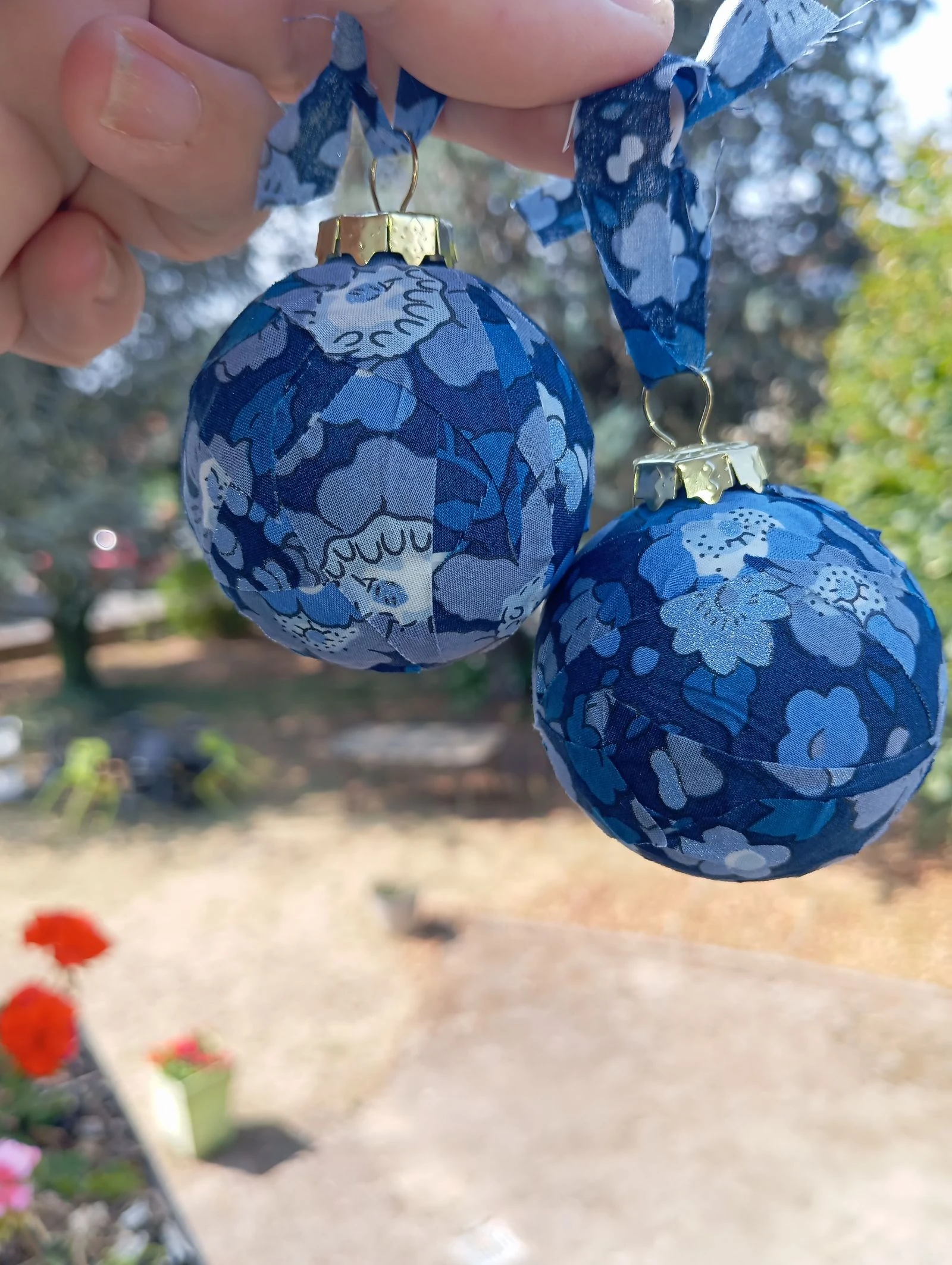 Lot de deux petites boules de Noël liberty 